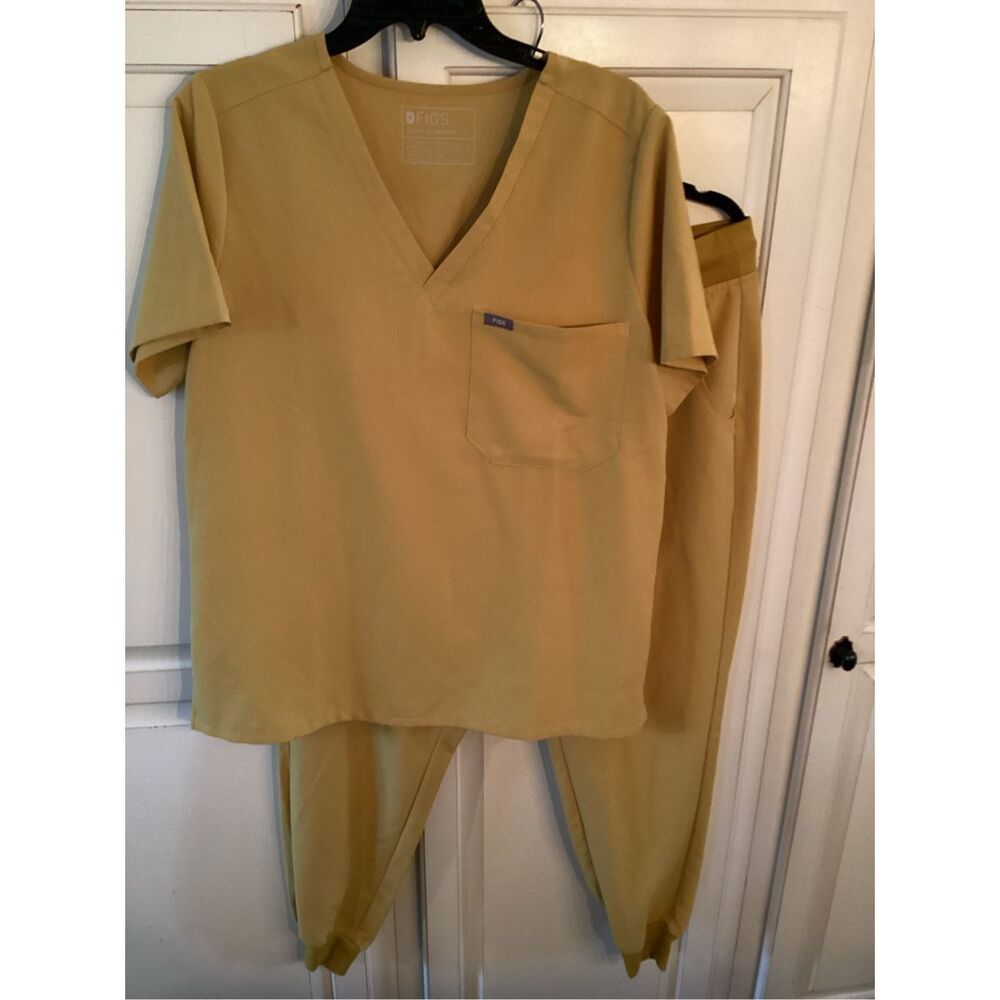 Figs Scrub Set Sz L Catarina Top with Pocket Zamora Scrub Pants Gold - Picture 2 of 13